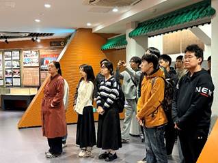 一群人站在室内AI 生成的内容可能不正确。