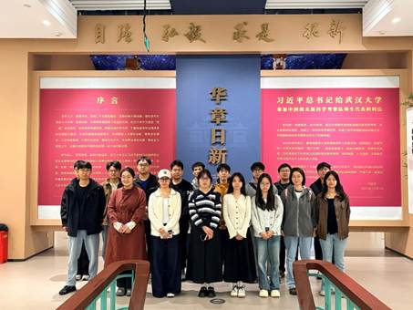 一群人站在桌子前合照AI 生成的内容可能不正确。